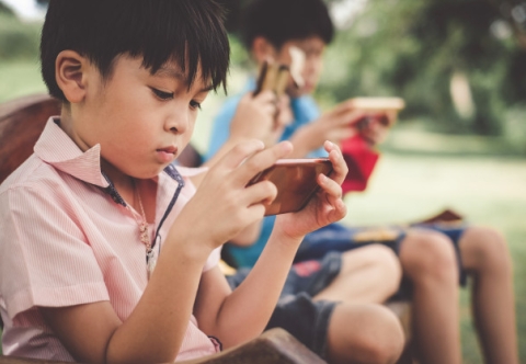 Dùng thiết bị điện tử quá sớm có phải là nguyên nhân làm gia tăng tình trạng béo phì trẻ em